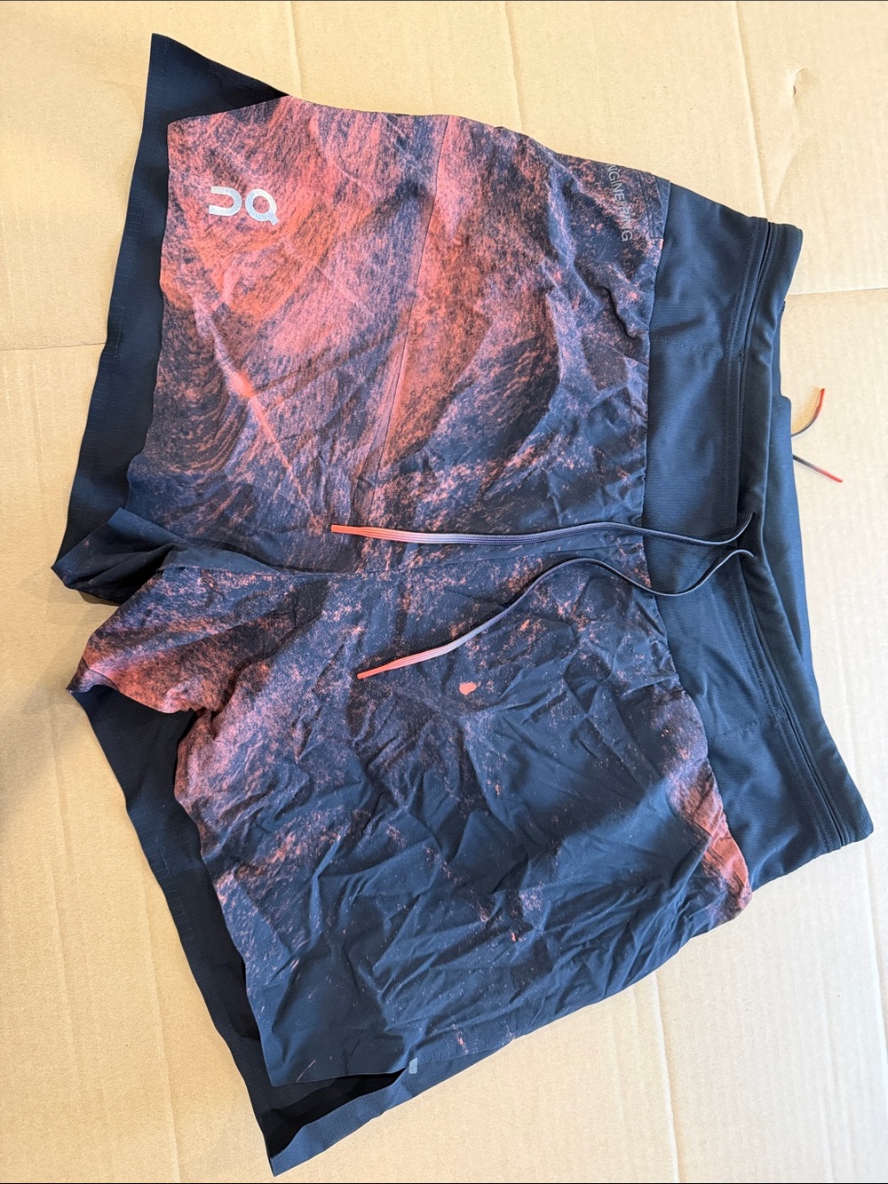 On Running Men’s Black & Red Marbled ultra short M